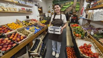 Heidy, en la fruter�a Sonia, en el barrio de San Antoni�o de Pontevedra.