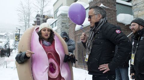 John Cooper (director del festival de cine de Sundane), en Utah junto a una mujer disfrazada de vagina