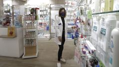 Elena N��ez D�az es la titular de la nueva y �nica farmacia del municipio coru��s de Vilasantar