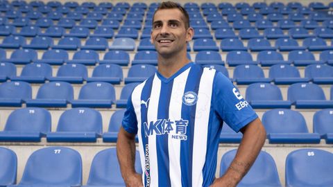 Jonny Otto con la elástica de su nuevo club, el Deportivo Alavés.
