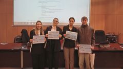 Los miembros del proyecto �Sempre na casa� Sara Somoza, Paula Pato, Natalia Outomuro y Gabriel Mac�as en la clausura del Venture Lab Campus Auga de la Universidad de Vigo.