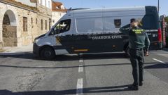 Imagen de archivo de la Guardia Civil al lado del juzgado de Corcubi�n