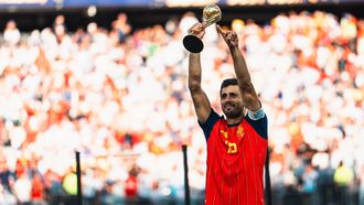 Rodri muestra el trofeo que lo acredita como bal�n de oro del Mundial 2026.