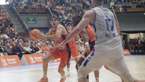 Guillem Jou maneja la bola ante el Palencia.