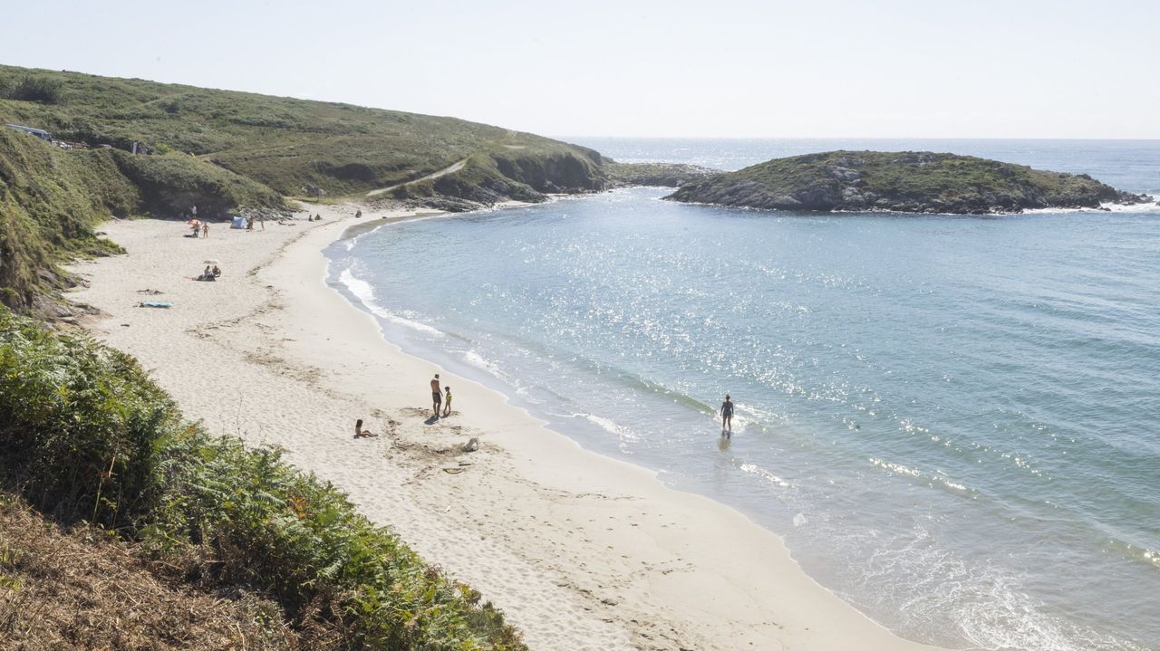 Fallece una mujer en la playa de Lires, en Cee, y un hombre y un niño están a salvo tras ser rescatados