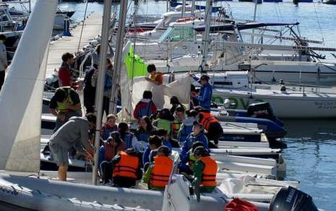 <span lang= es-es >Contacto con el mar</span>. Alumnos de todas las edades acuden, a�o tras a�o, a las clases n�uticas que imparte el club.