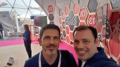 El ourensano Javier Losada y el coru��s Juan Pan, fundadores de Aguia, durante una feria. Estos ingenieros aeron�uticos est�n explorando mercados internacionales.