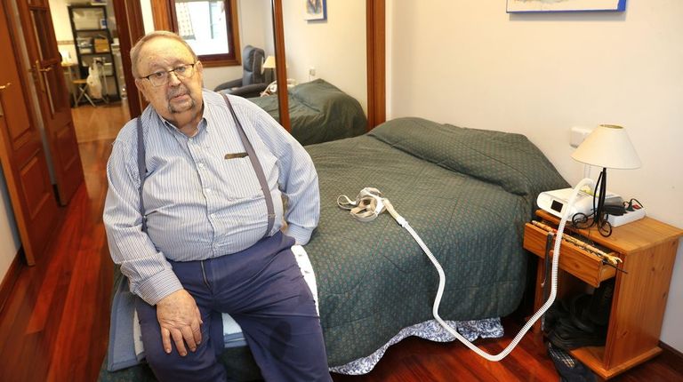 Eulogio, que necesita una mquina para dormir, en el piso que ahora comparte con una mujer chilena.