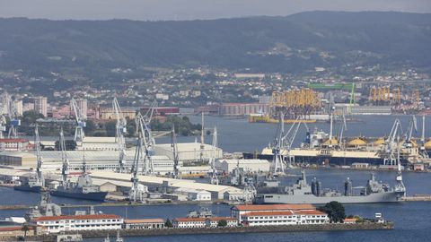Astilleros de Navantia Ferrol con Fene al fondo.