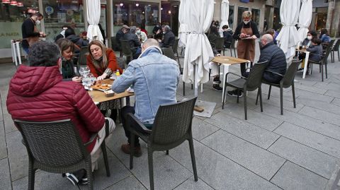Terrazas llenas en la zona vieja de Pontevedra