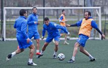 Kevin Presa, en el centro de la imagen, durante un entrenamiento en A Xunqueira. 