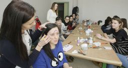 Una profesional hace una demostraci�n de maquillaje creativo en San Cibrao.