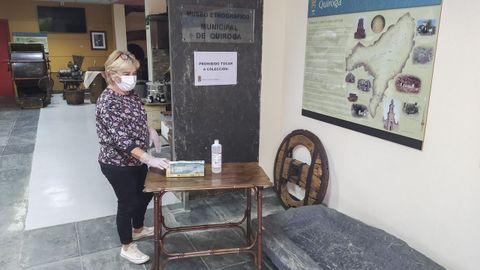 Mari Carmen Armesto, la trabajadora que est� al cargo de los museos municipales de Quiroga, juno a una mesa con guantes de protecci�n y gel hidroalcoh�lico que se ofrecen a los visitantes