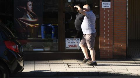 Cartel de apoyo a la iniciativa en un comercio de Colloto.