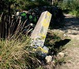 De izquierda a derecha, piedras en Canosa con direcciones cambiadas y un moj�n oficial arrancado.