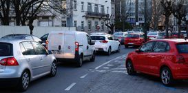 Pendiente de soluci�n. Tanto el control de tr�fico en superficie, como los destrozos o los bancos en los que la gente no llega con los pies al suelo son algunos aspectos que chirr�an en la nueva Marina. Igualmente, se demanda una soluci�n para la circulaci�n subterr�nea, que sigue generando atascos hasta la plaza de Orense. 