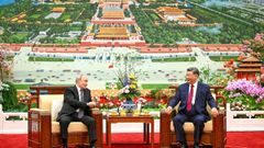 Vladimir Putin y Xi Jinping toman t� tras su encuentro en el Gran Palacio del Pueblo, en Pek�n.