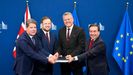 El comisario europeo de Comercio, Maros Sefcovic; el secretario de Estado brit�nico para Europa, Stephen Doughty; el ministro espa�ol de Asuntos Exteriores, Jos� Manuel Albares; y el ministro principal de Gibraltar, Fabian Picardo.