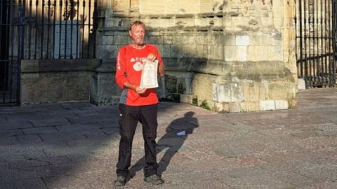 El valenciano Alberto Castell de Pereda, ante la Catedral de San Salvador de Oviedo donde recibi La Salvadora