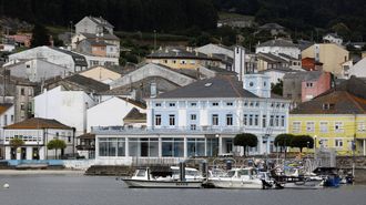 Imagen de archivo del puerto de Celeiro, con la Cofrad�a de Pescadores en primer t�rmino