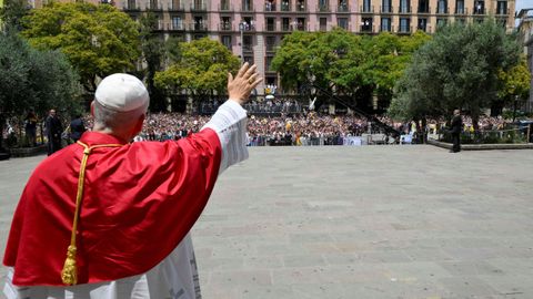 El Papa Le�n XIV saluda desde la Catedral de la Santa Cruz y Santa Eulalia.