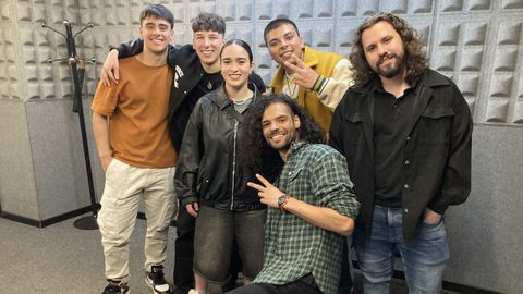 Enrique do Santiago (agachado), junto al resto del equipo del nuevo sello discográfico coruñés Sunwalk Records