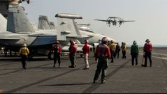 El portaviones Nimitz, en el norte del masr Arbigo