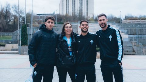 Pablo Durn, Sergio Carreira y Marc Vidal, con una aficionada del Celta en Razgrad antes del partido del jueves.