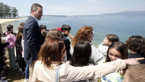 José López Campos, conselleiro de Cultura, xunto aos alumnos participantes na actividade do Programa de promoción do galego.