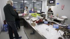 Pescaderos como estos de Ferrol, distribuidores, transportistas, personal de las lonjas, pescadores y mariscadores trabajan para que no falten productos del mar durante la pandemia