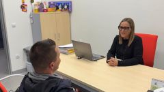 Manu, con su terapeuta Lurdes, en el Centro Ginesta