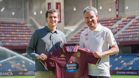 Rodrigo Cumbraos, responsable de contenidos de Driblab, con el entrenador del Pontevedra CF, Rub�n Dom�nguez. 