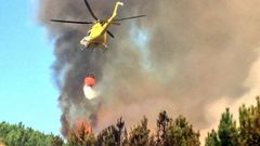 Un helic�ptero ayuda en las labores de extinci�n del incencio forestal de Navelgas (Tineo)