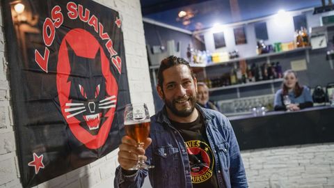 Miguel, desde el bar O Pardao, que acaba de abrir en la plaza del Corregidor