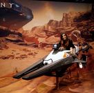 Visitantes a la feria prueban los juegos �Project Morpheus� (a la izquierda) y �Destiny�, ambos de Sony. 