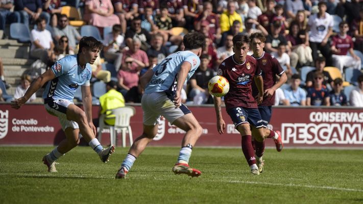 Los jugadores del Celta Fortuna Pablo Meix�s y Quique Ribes, durante el duelo ante el Pontevedra.
