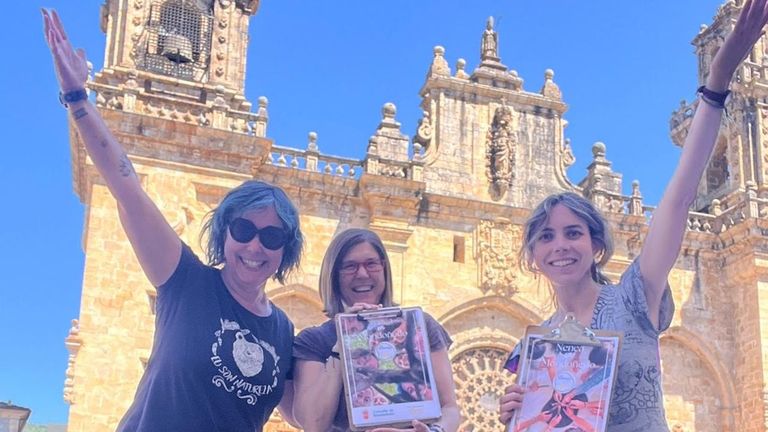 Integrantes de Nenea con la edila mindoniense de Turismo