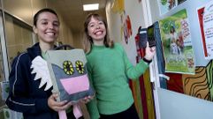 Sara Barrientos y Mar�a Reynolds muestran a la mascota de Flying Fun, Mochy, el personaje al que hay que buscar para obtener las pistas en un juego de realidad aumentada desarrollado por Despuntes, dentro de un proyecto subvencionado por el Ministerio de Cultura y dirigido tanto a un p�blico de todas las edades, desde ni�os a adultos.