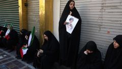 Mujeres en Teher�n llorando la muerte de su l�der