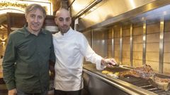 Fredi Rial (izquierda) en su restaurante Gonzaba, especialista en las elaboraciones a la brasa