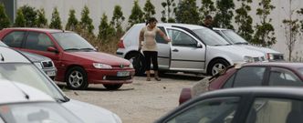 El descampado junto al �gora, en el barrio del Ventorrillo, se ha convertido en uno de los principales aparcamientos alegales de la ciudad. 