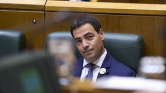 El lehendakari Imanol Pradales, durante el pleno de control del Parlamento Vasco celebrado el pasado viernes