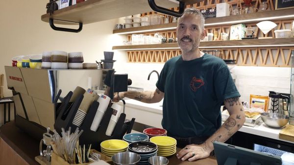 Jorge Garc�a Miraz posa en el interior de su cafeter�a: Canalla.