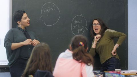 Imagen de archivo de las auxiliares de conversaci�n Laura Gonz�lez y Elizabeth Pryor, en Ferrol.