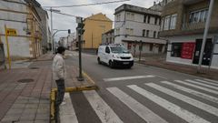 En los dos pasos peatonales de la avenida Arcadio Pardi�as situados en las inmediaciones de la R�a das Flores se plantea prolongar las �orejas� existentes para incluir la zona del paso de cebra. De esta forma se busca evitar que los peatones, cuando van a cruzar, se detengan en la zona de asfalto, como sucede actualmente