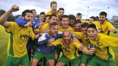 Los jugadores del Eume celebran el t�tulo conseguido en A G�ndara