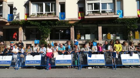 Asturianos y curiosos se renen en Covadonga para celebrar el Da de Asturias a la espera de la llegada de la familia real