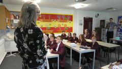 Un profesor monitoriza a outra durante unha clase no St. John�s