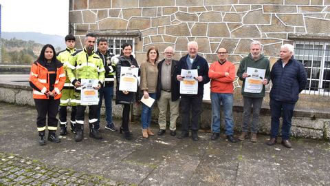 Vecinos con los carteles de la nueva campa&ntilde;a Stop Velutina