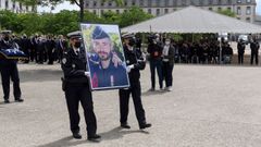 La Policia homenaje al agente muerto la semana pasada por un vendedor de drogas.